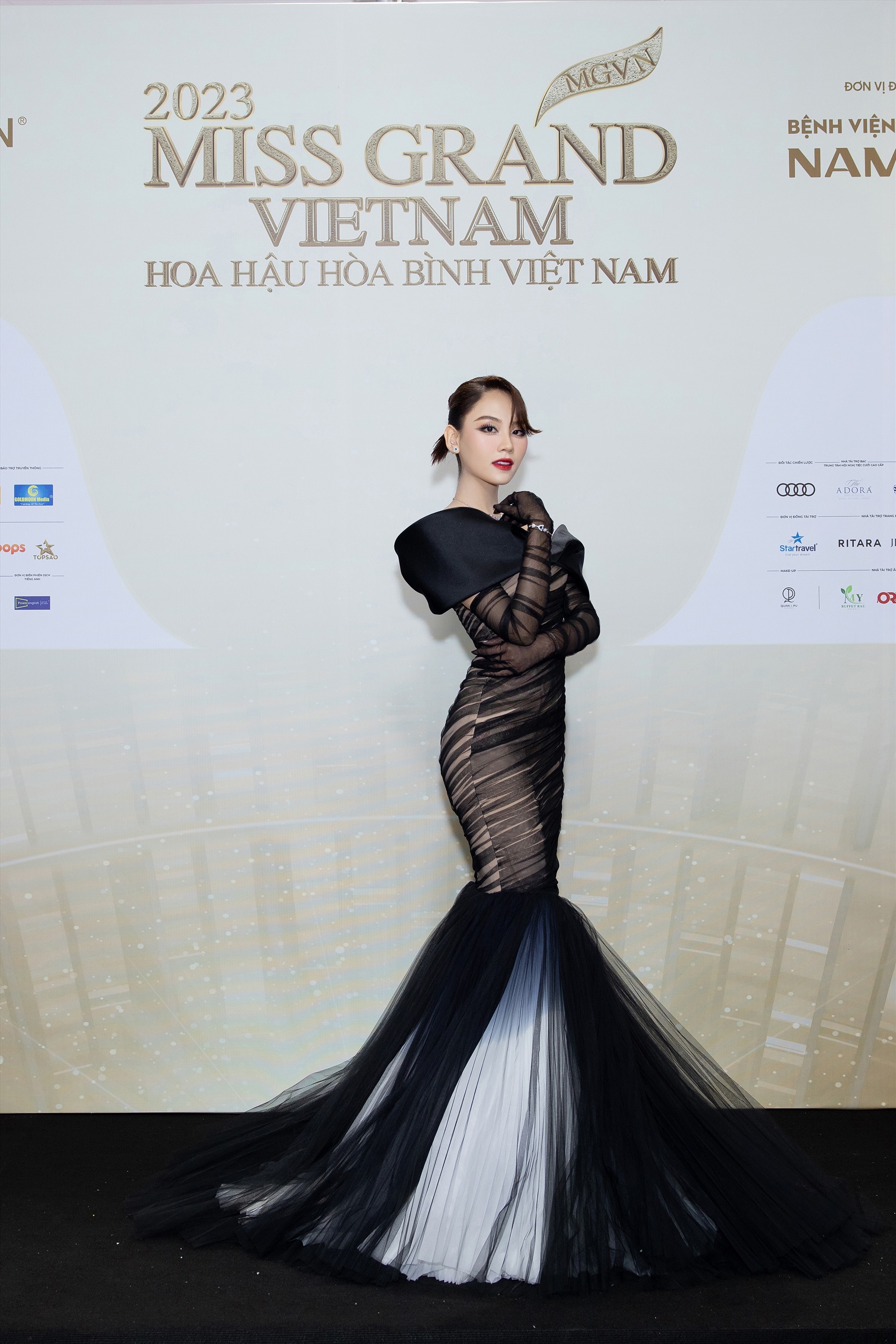 Hoa hậu Mai Phương gây bất ngờ khi thay đổi hình tượng sang thiết kế váy đen với phần chân váy được cách điệu độc đáo.  