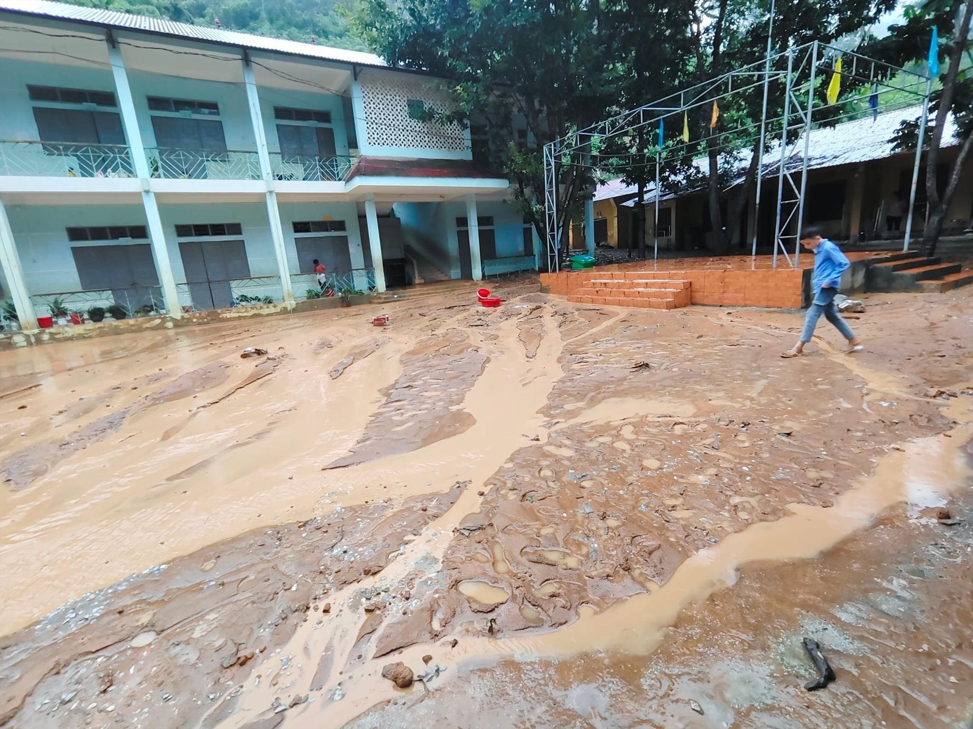 Sân của một ngôi trường học đã bị đất đá sạt lở vùi lấp hoàn toàn.