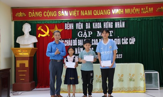 Ông Đào Văn Truyền - Chủ tịch Công đoàn ngành Y tế Thái Bình trao quà cho các cháu vượt khó học giỏi. Ảnh: Bá Mạnh