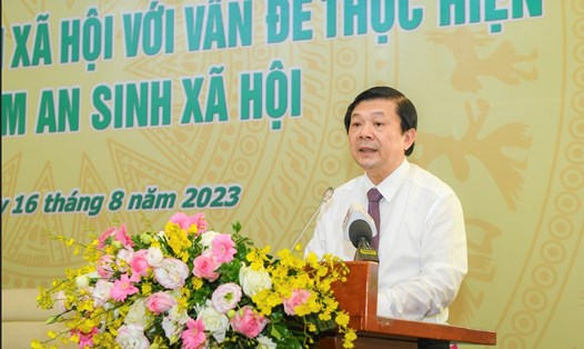 Phó Chủ tịch Ủy ban Trung ương MTTQ Việt Nam Nguyễn Hữu Dũng phát biểu tại Hội thảo. Ảnh: NHCSXH

