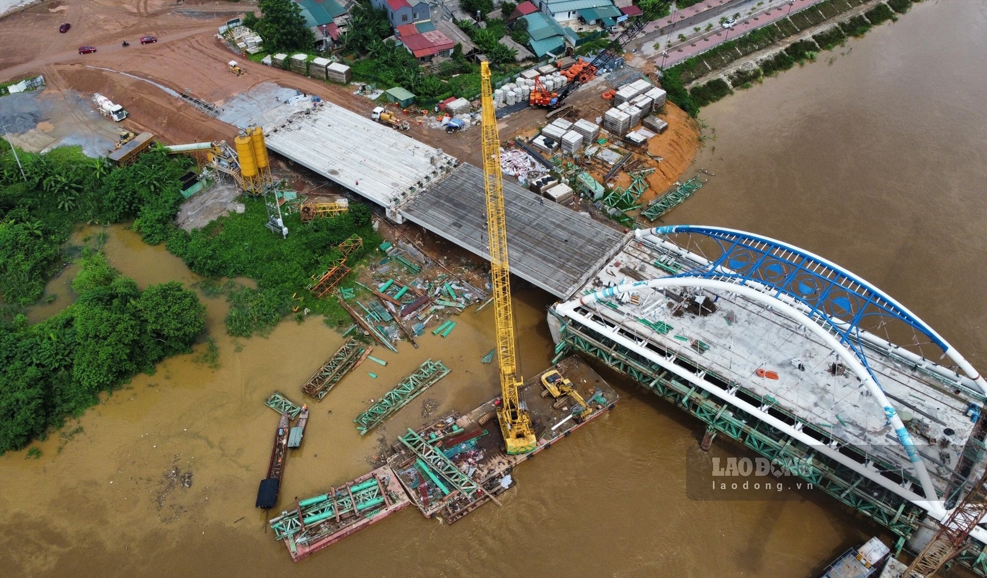 Công trình do Ban Quản lý Dự án công trình giao thông tỉnh Yên Bái làm chủ đầu tư. Đơn vị thi công là liên danh Công ty TNHH Thương mại và Xây dựng Trung Chính và Công ty Cổ phần Đầu tư xây dựng và Thương mại Nam Phong. Cầu được khởi công từ cuối tháng 12.2021. 