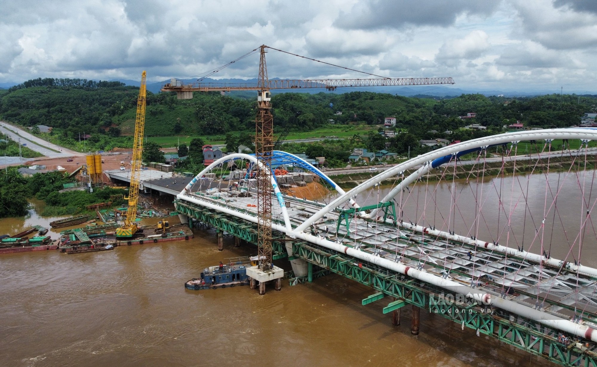Sau khi chính thức hợp long, dự kiến cây cầu có thể hoàn thành để thông xe kỹ thuật trong tháng 9 tới đây.