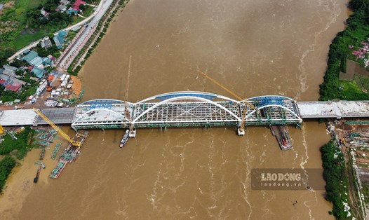 Cầu Giới Phiên là cây cầu thứ 8 bắc qua sông Hồng trên địa bàn tỉnh Yên Bái và là cây cầu thứ 5 được triển khai xây dựng trên địa bàn thành phố. Ảnh: Bảo Nguyên