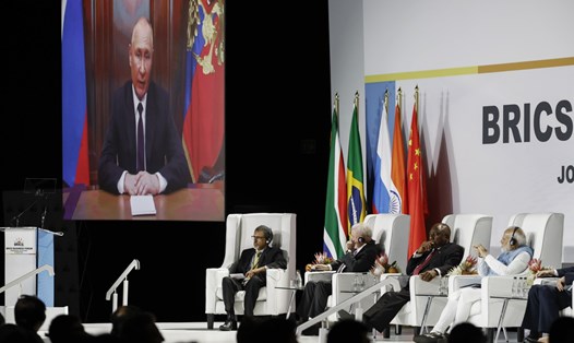 Tổng thống Nga Vladimir Putin (màn hình) phát biểu trực tuyến tại Hội nghị Thượng đỉnh BRICS, ngày 22.8.2023. Ảnh: AFP