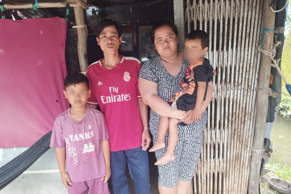Gia đình bé Đ sống trong căn nhà lá lụp xụp. Ảnh: Hội Chữ thập đỏ xã Đông Thạnh