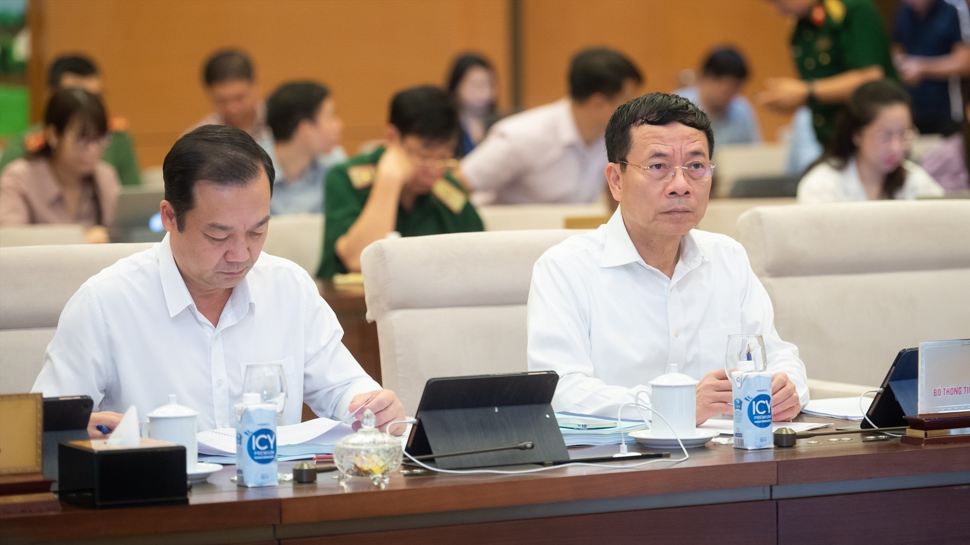 Bộ trưởng Bộ Thông tin và Truyền thông Nguyễn Mạnh Hùng tại phiên họp. Ảnh: Phạm Thắng/QH