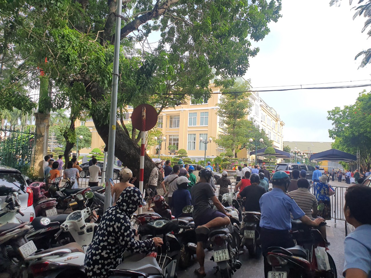 Nhiều người dân tập trung ở đầu phố Minh Khai - nơi gần tổ chức lễ tang đồng chí Phó Thủ tướng