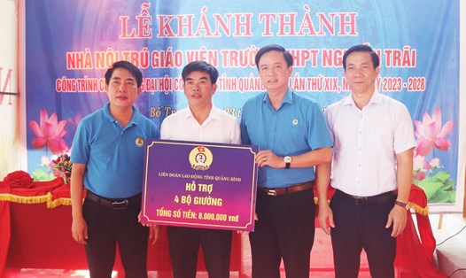 Lãnh đạo LĐLĐ tỉnh Quảng Bình trao hỗ trợ cho Trường THPT Nguyễn Trãi. Ảnh: Lê Phi Long