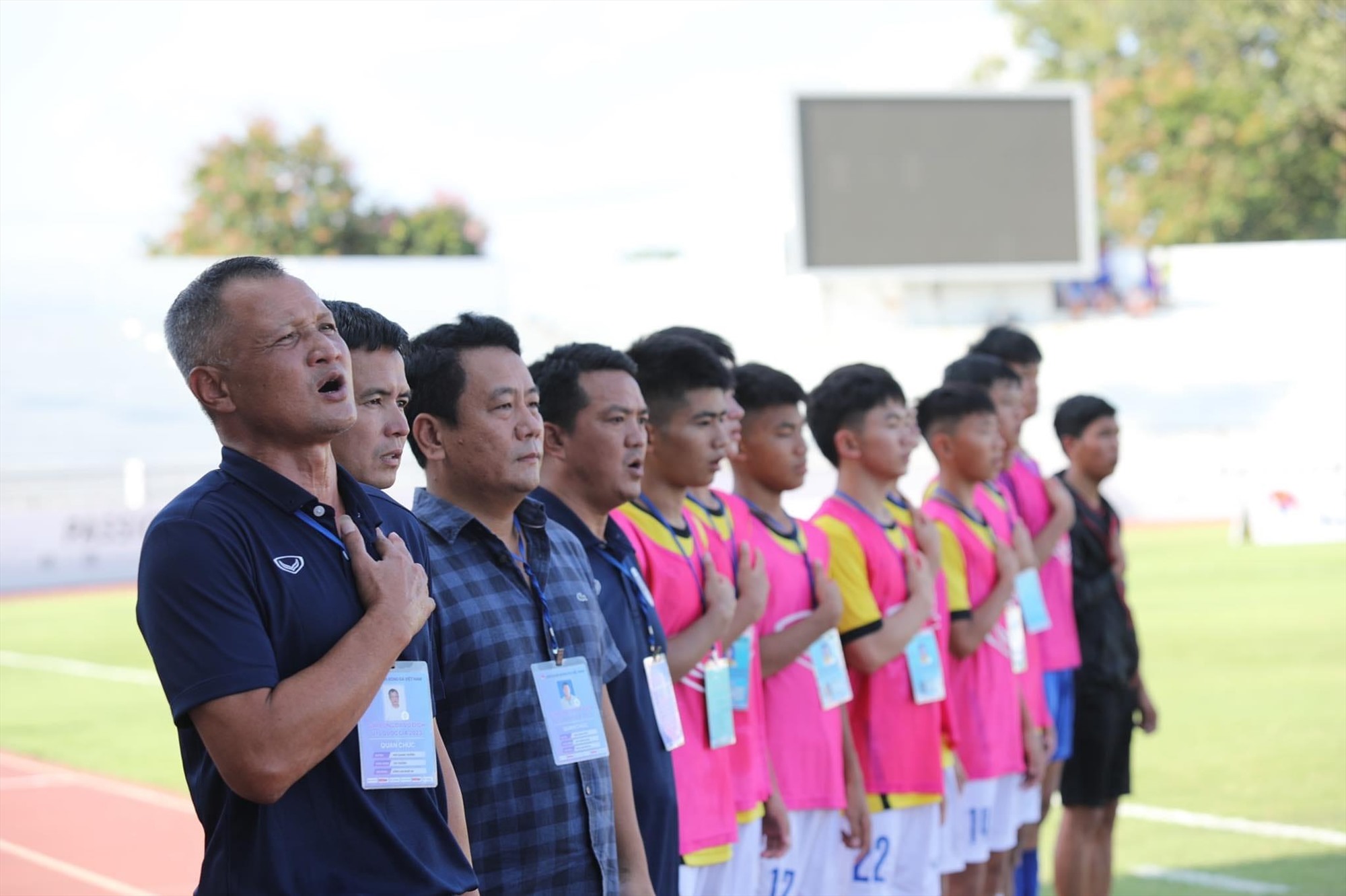 Huấn luyện viên Ngô Quang Trường (ngoài cùng bên trái) và các học trò U15 Sông Lam Nghệ An giành ngôi Á quân giải U15 Quốc gia. Ảnh: SLNA FC