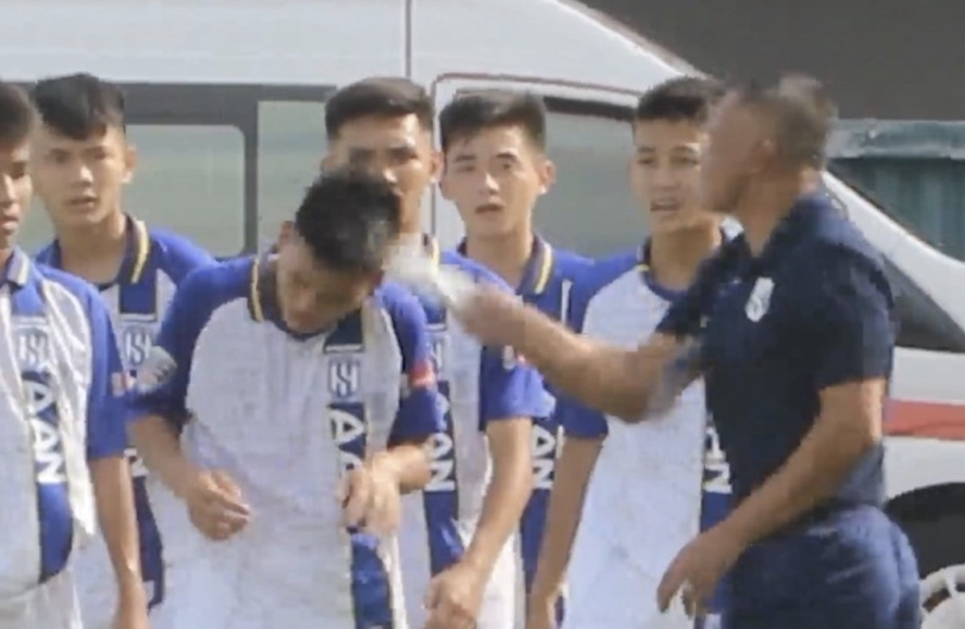 Bị HLV Ngô Quang Trường đánh ngay trên sân, cầu thủ U15 Sông Lam Nghệ An nói gì?