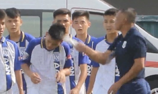 Huấn luyện viên Ngô Quang Trường dạy dỗ học trò sau màn ăn mừng khiêu khích đối thủ. Ảnh cắt từ video 