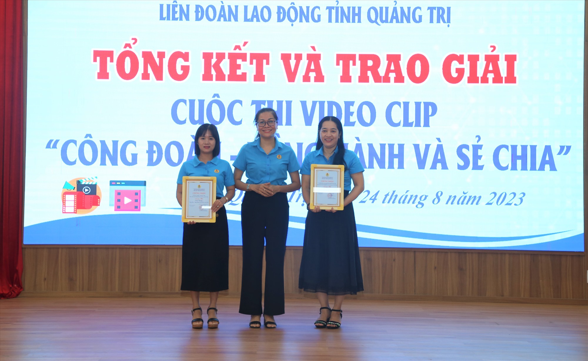 Lãnh đạo LĐLĐ tỉnh Quảng Trị trao giải Nhì cho 2 đơn vị. Ảnh: Hưng Thơ.