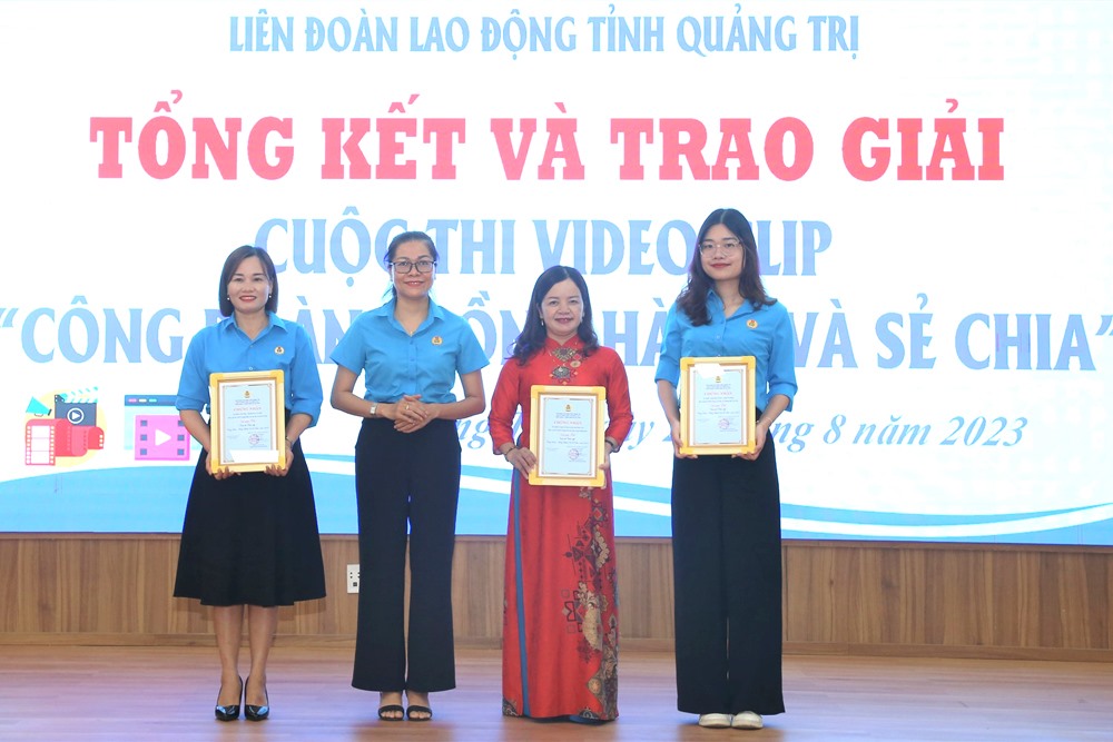 Lãnh đạo LĐLĐ tỉnh Quảng Trị trao giải cho các tác phẩm đạt giải Ba. Ảnh: Hưng Thơ