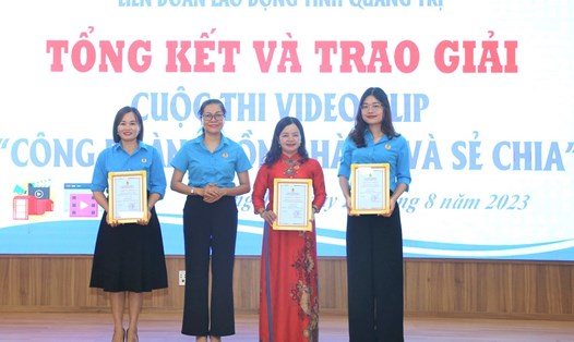Lãnh đạo LĐLĐ tỉnh Quảng Trị trao giải cho các tác phẩm đạt giải Ba. Ảnh: Hưng Thơ