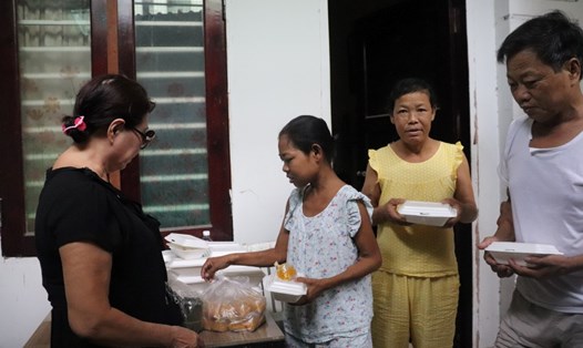 Những phần cơm từ thiện được gửi tặng bệnh nhân tại xóm chạy thận ở Đà Nẵng. Ảnh: Nguyễn Linh