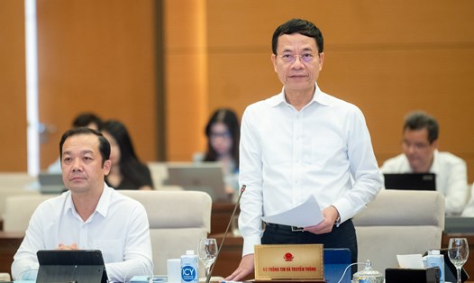 Bộ trưởng Bộ Thông tin và Truyền thông Nguyễn Mạnh Hùng giải trình thêm tại phiên họp. Ảnh: Phạm Thắng/QH
