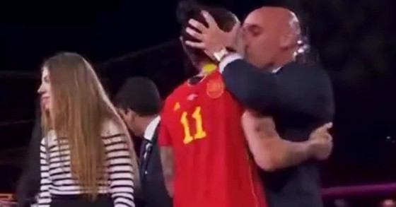 Hành động phản cảm của Chủ tịch Liên đoàn bóng đá Tây Ban Nha. Ảnh cắt từ video