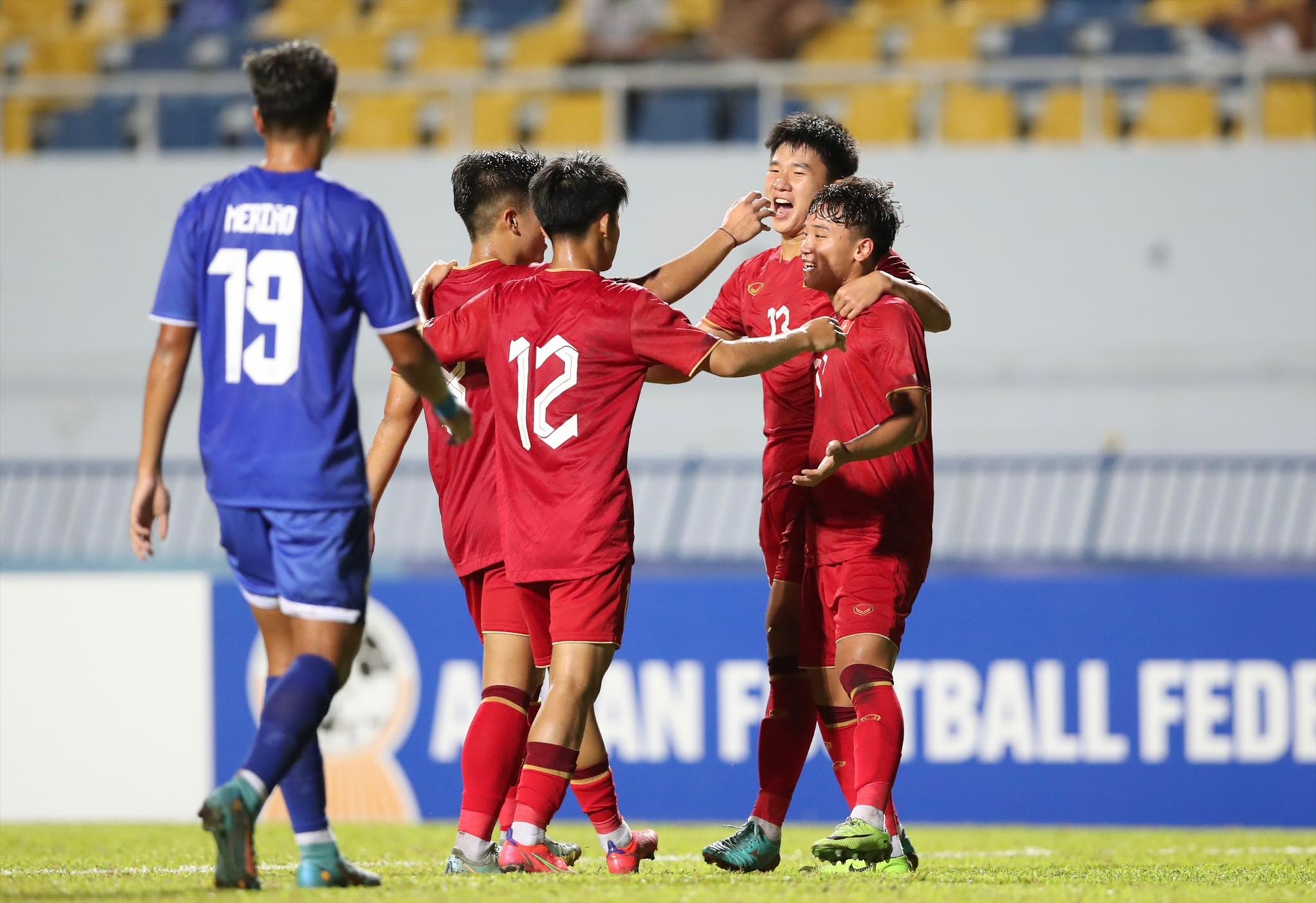 U23 Việt Nam (đỏ) thi đấu chưa thật sự chắc chắn ở giải U23 Đông Nam Á 2023. Ảnh: VFF