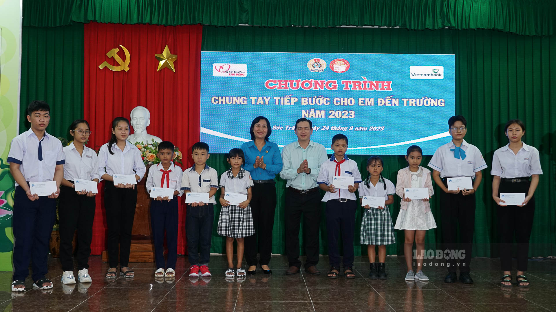 LĐLĐ tỉnh Sóc Trăng trao 70 suất học bổng tiếp bước cho em đến trường. Ảnh: Phương Anh