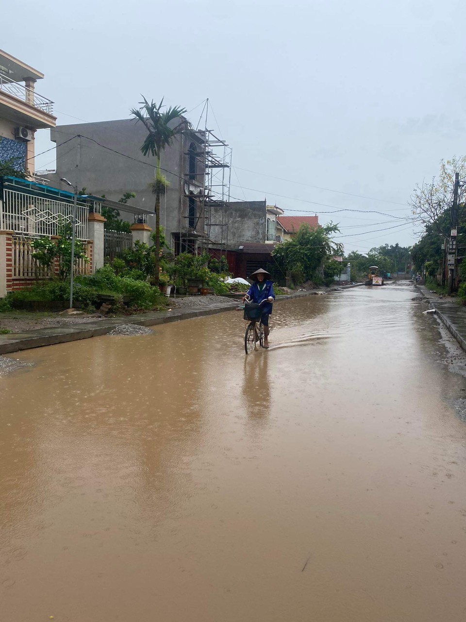 Đường ĐH67 qua xã Liên Hiệp (huyện Hưng Hà) những ngày trời mưa. Ảnh: Người dân cung cấp