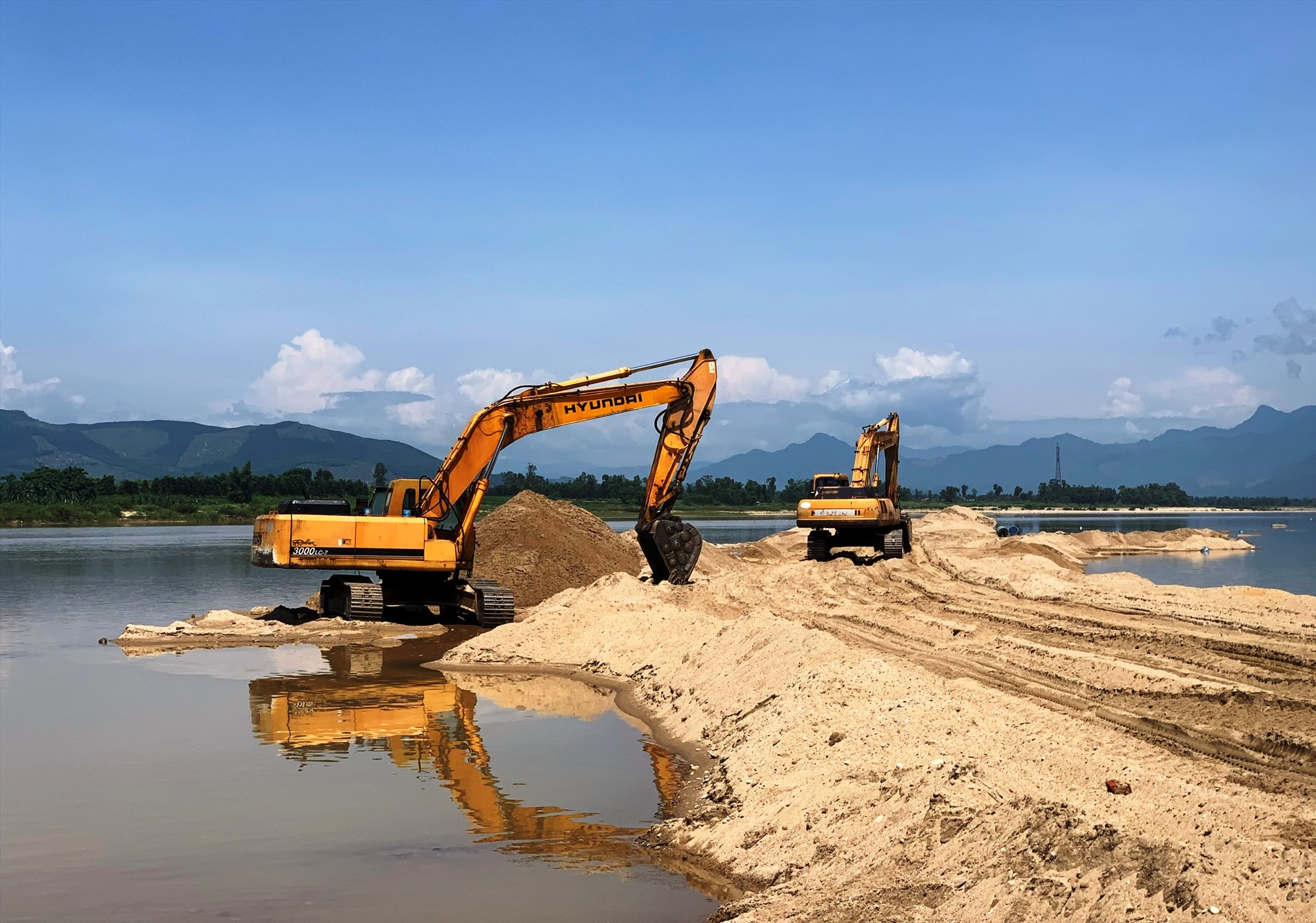 Các doanh nghiệp được cấp phép khai thác mỏ cát ở Quảng Ngãi, được khai thác cát bất kỳ thời gian nào trong năm với điều kiện phải đảm bảo an toàn trong quá trình khai thác. Ảnh: Ngọc Viên