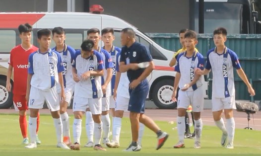 Hình ảnh huấn luyện viên Ngô Quang Trường dùng chai nước (rỗng) đánh cầu thủ U15 Sông Lam Nghệ An. Ảnh cắt từ video 
