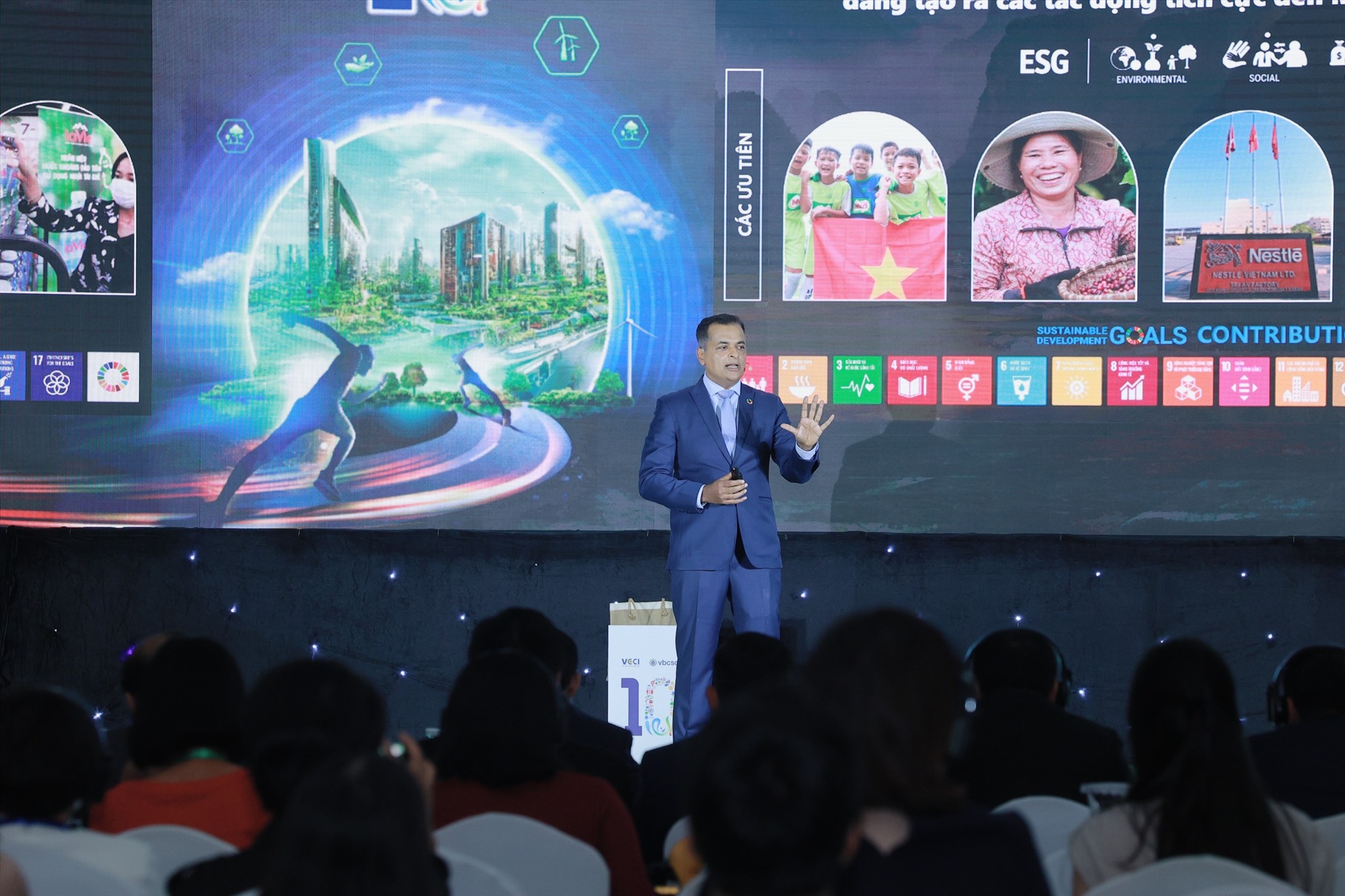 Ông Binu Jacob, Tổng giám đốc Nestlé Việt Nam, đồng chủ tịch VBCSD chia sẻ về chuyển đổi kéo giúp doanh tạo ra lợi thế cạnh tranh. Ảnh: 