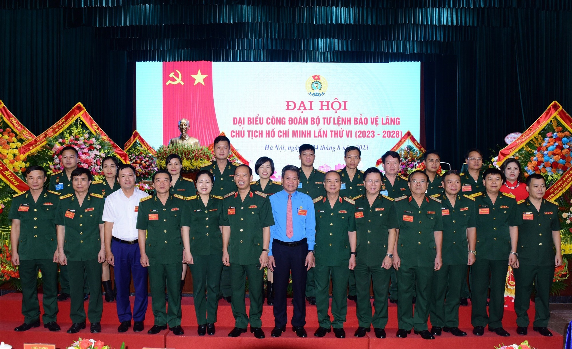 Ông Huỳnh Thanh Xuân - Phó Chủ tịch Tổng Liên đoàn Lao động Việt Nam (áo xanh) chụp ảnh cùng đại hội. Ảnh: Phương Minh.