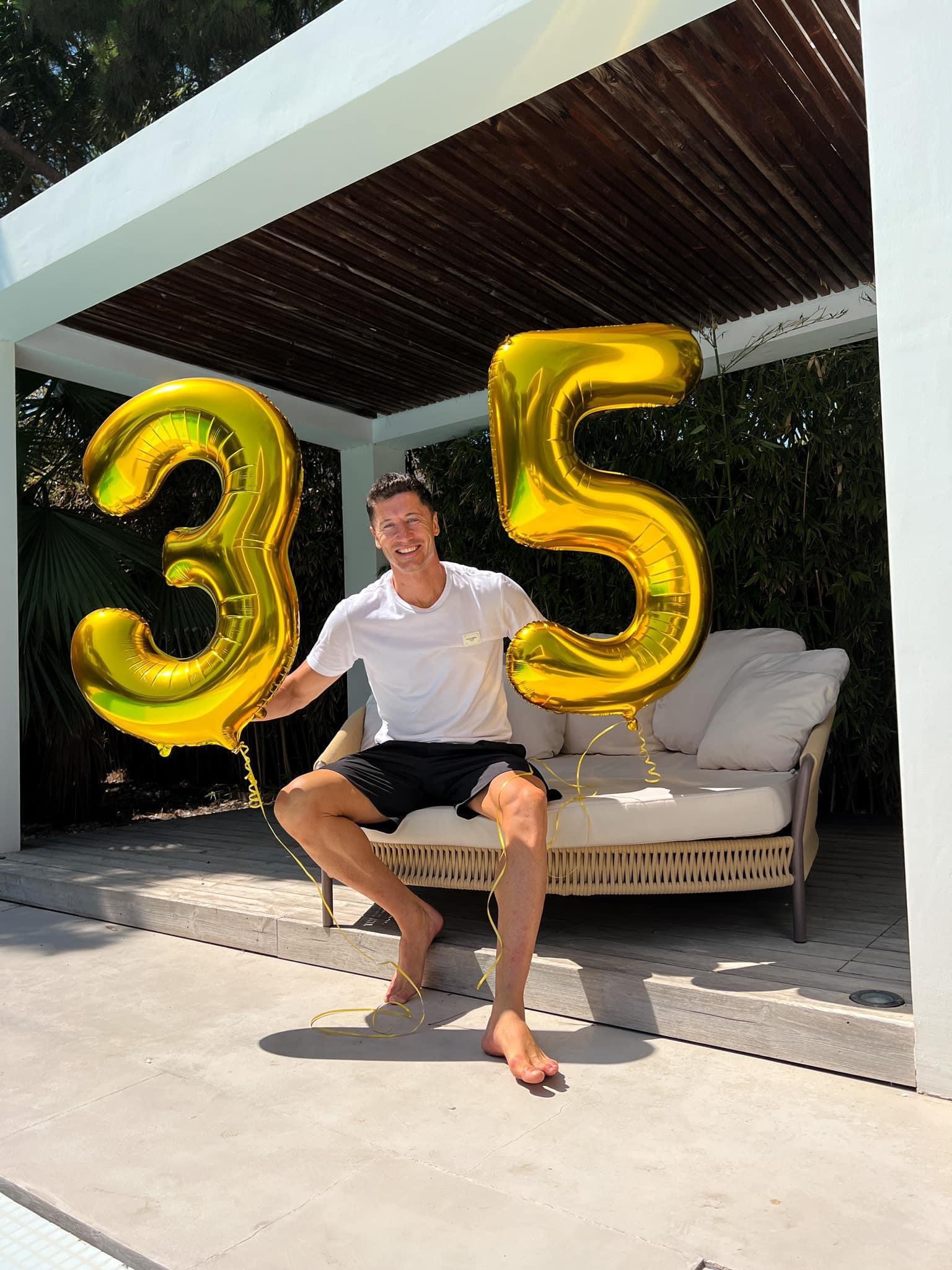 Lewandowski vừa trải qua sinh nhật lần thứ 35.  Ảnh: FBNV