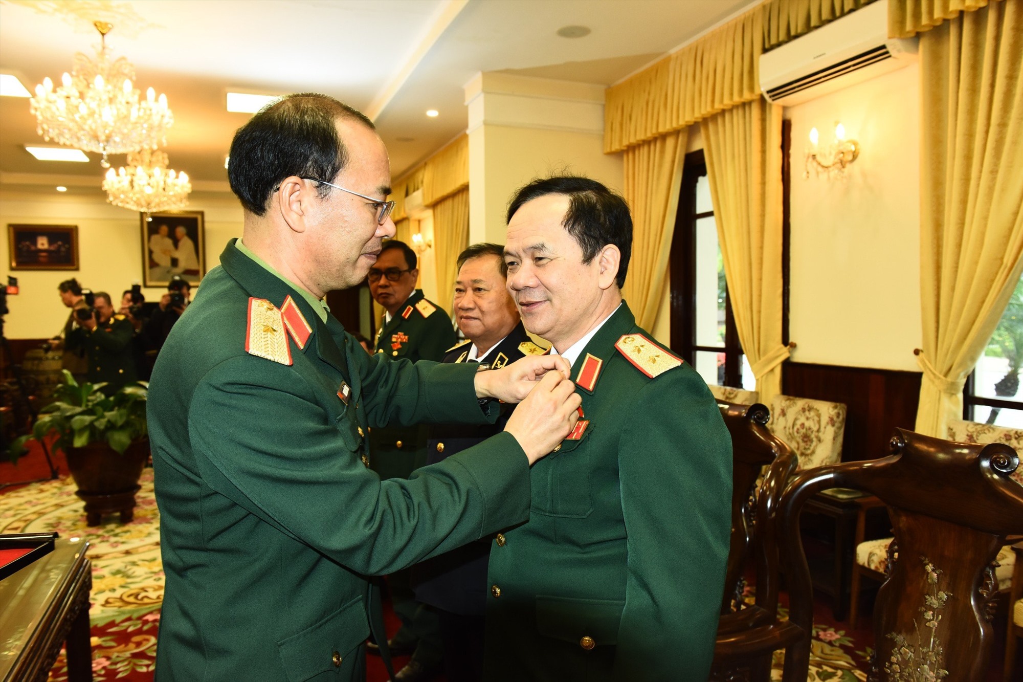 Thiếu tướng Đinh Quốc Hùng, Bí thư Đảng ủy, Chính ủy Bộ Tư lệnh Bảo vệ Lăng Chủ tịch Hồ Chí Minh trao tặng “Huy Hiệu Bác Hồ” cho đoàn Người có công vào Lăng Viếng Bác