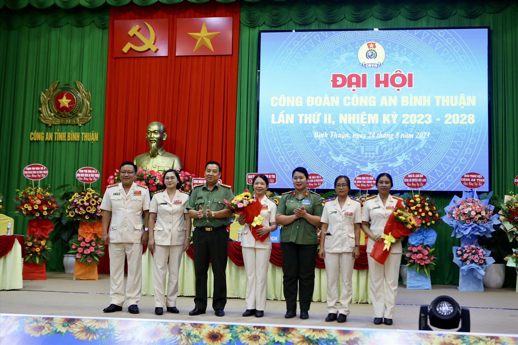 Công đoàn CAND và Đảng uỷ, lãnh đạo công an tỉnh Bình Thuận chúc mừng đoàn đại biểu đi dự đại hội cấp trên. Ảnh: Duy Tuấn