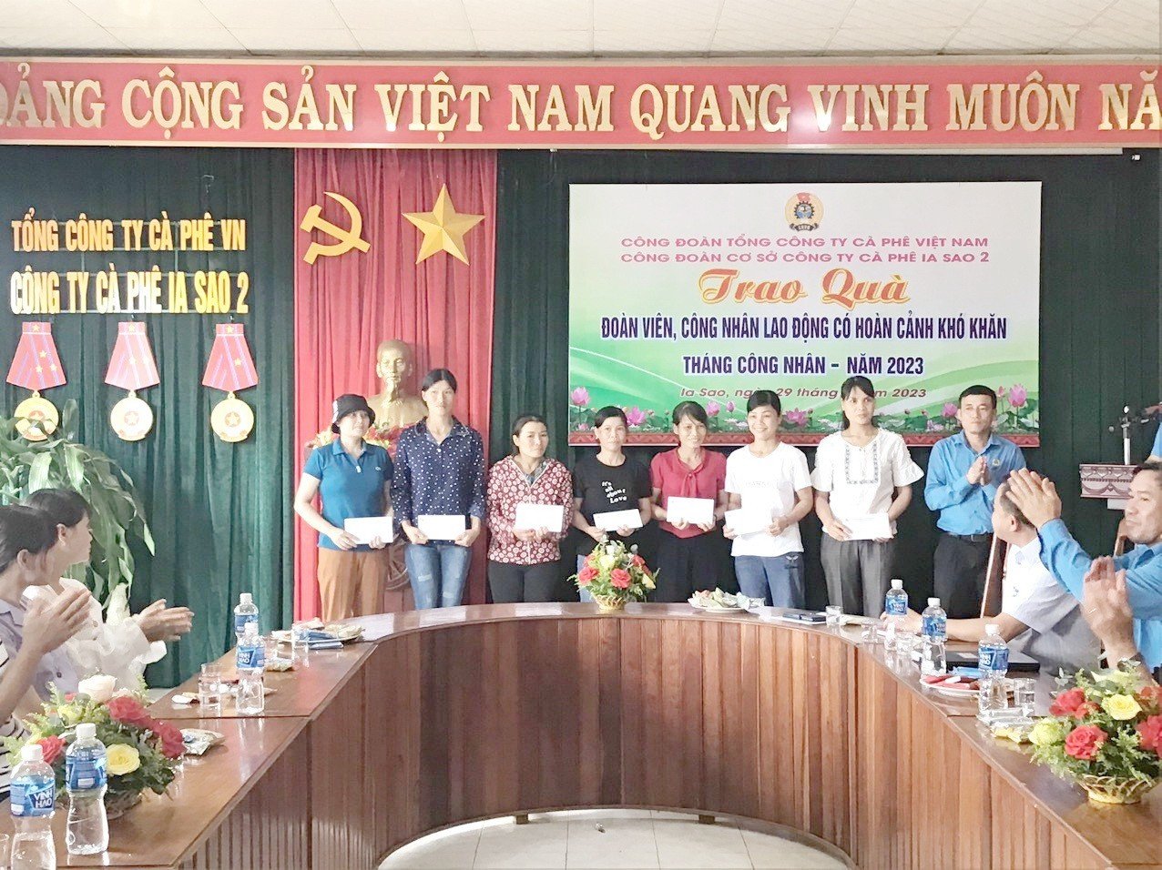 Công đoàn cơ sở Công ty cà phê Iasao 2 (Công đoàn Tổng Công ty Cà phê Việt Nam) trao quà cho đoàn viên, công nhân lao động có hoàn cảnh khó khăn nhân Tháng công nhân năm 2023. Ảnh: CĐN 