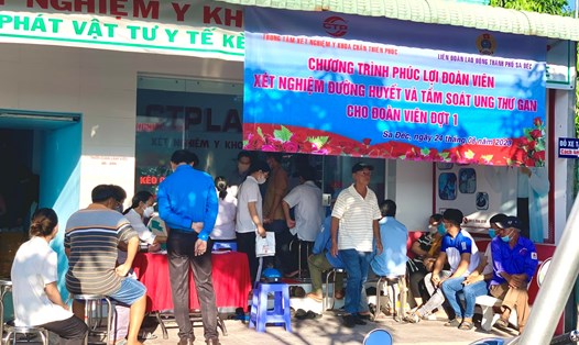 100 đoàn viên, công nhân lao động tại TP Sa Đéc được khám sức khỏe miễn phí. Ảnh: Quang Thơm