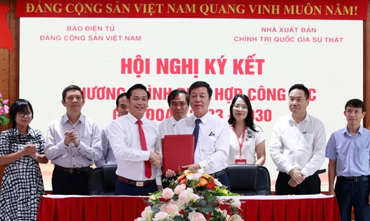  Hội nghị ký kết Chương trình phối hợp công tác giữa Báo điện tử Đảng Cộng sản Việt Nam với Nhà xuất bản Chính trị quốc gia Sự thật. Ảnh: Ái Vân
