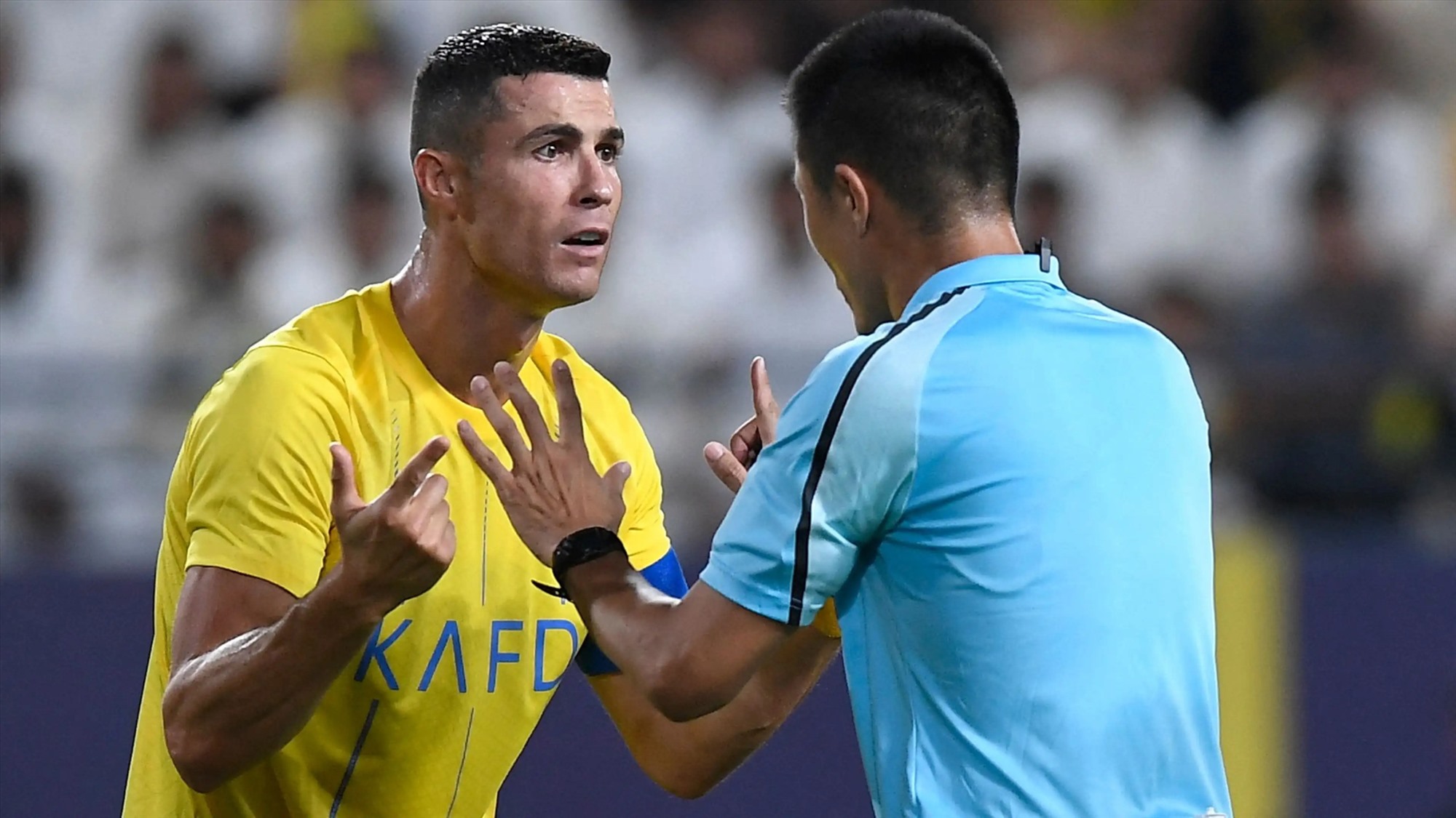 Ronaldo tranh cãi với trọng tài trong trận đấu của Al-Nassr.  Ảnh: AFP
