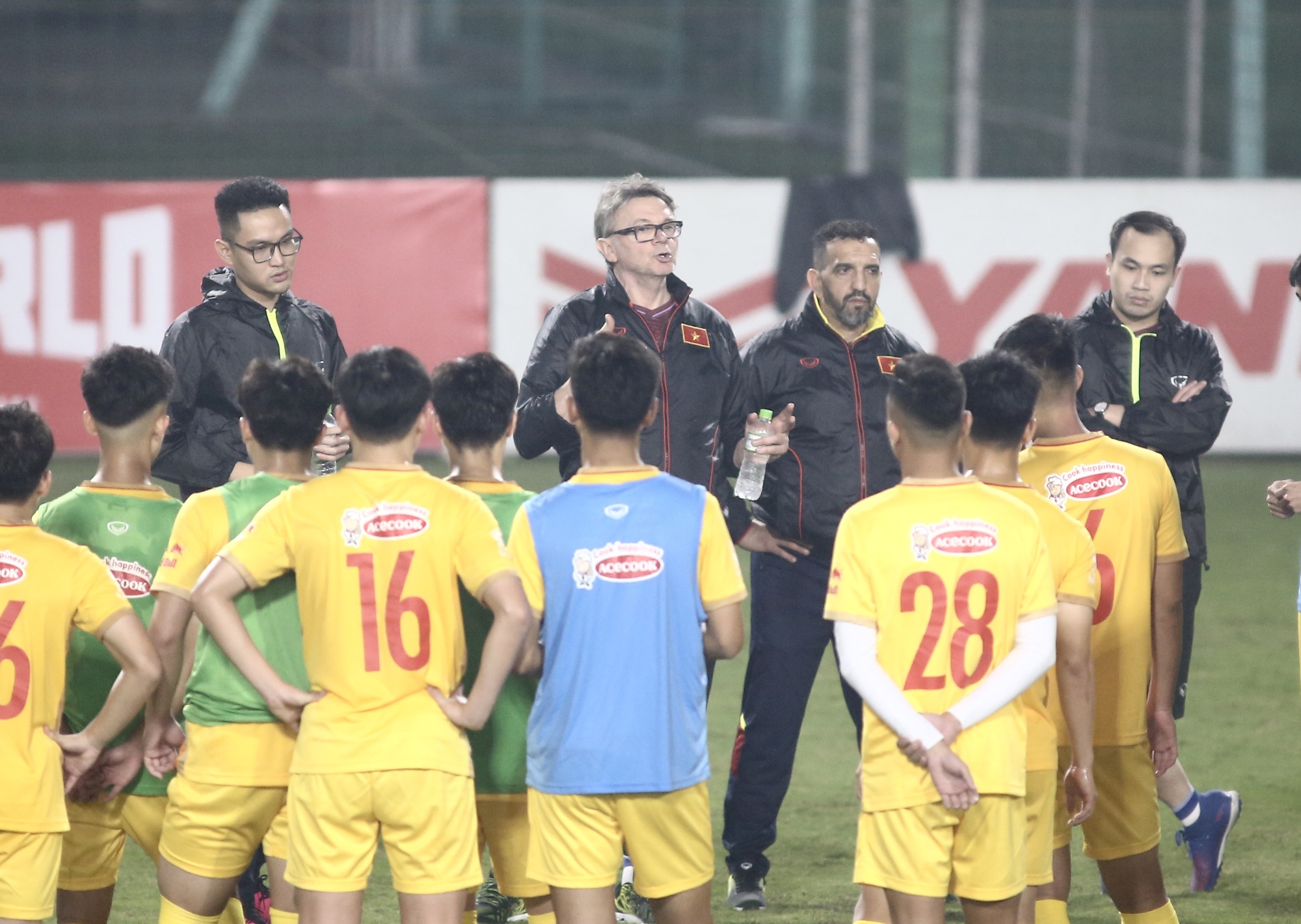 Huấn luyện viên Troussier dẫn dắt U23 Việt Nam dự vòng loại U23 châu Á 2024. Ảnh: VFF 