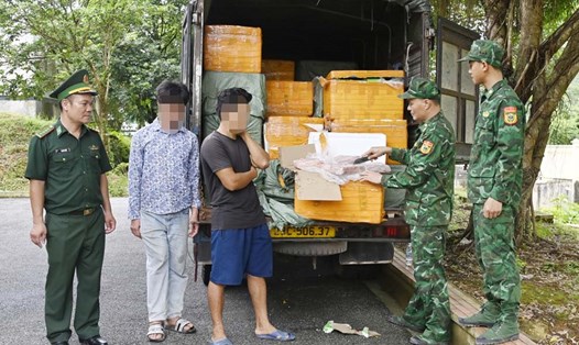 Lực lượng Biên phòng tạm giữ hàng hóa, phương tiện. Ảnh: Biên phòng Quảng Ninh
