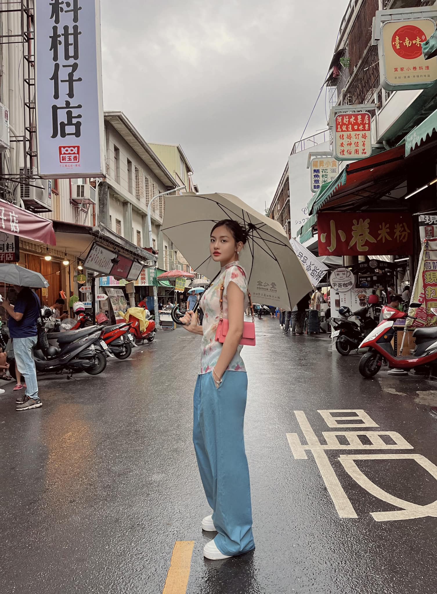 Thuỳ Anh chụp ảnh check-in trên đường phố Đài Loan. Ảnh: FBNV.