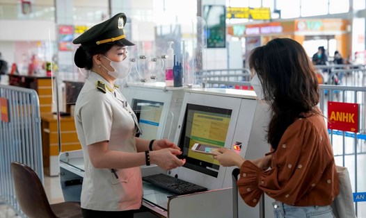 Kiểm tra an ninh tại sân bay Nội Bài. Ảnh: Phan Công
