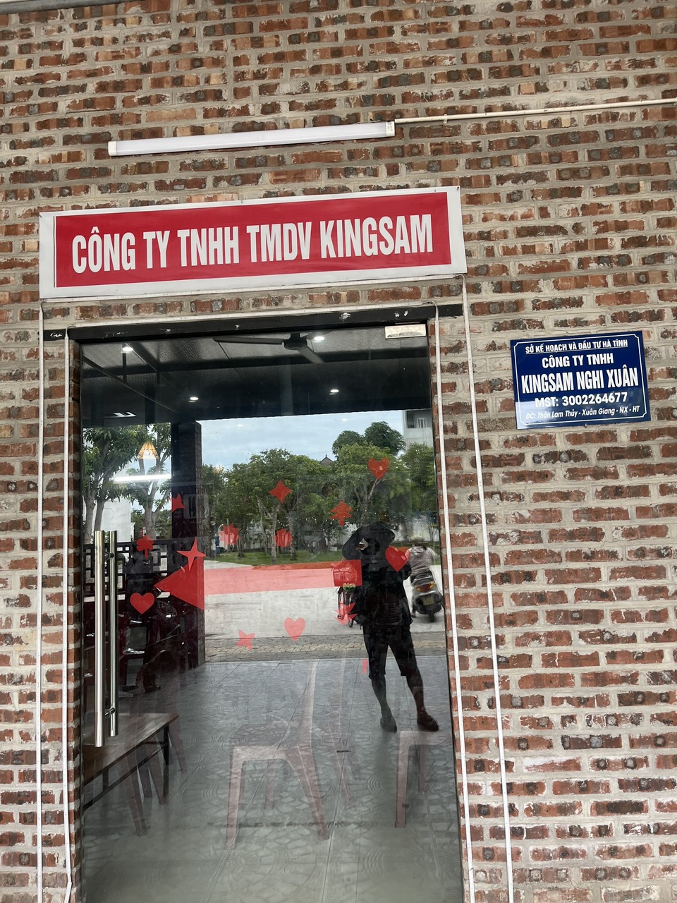 Khách hàng muốn vào Công ty TNHH Kingsam Nghi Xuân phải có thẻ. Ảnh: Hải Đăng