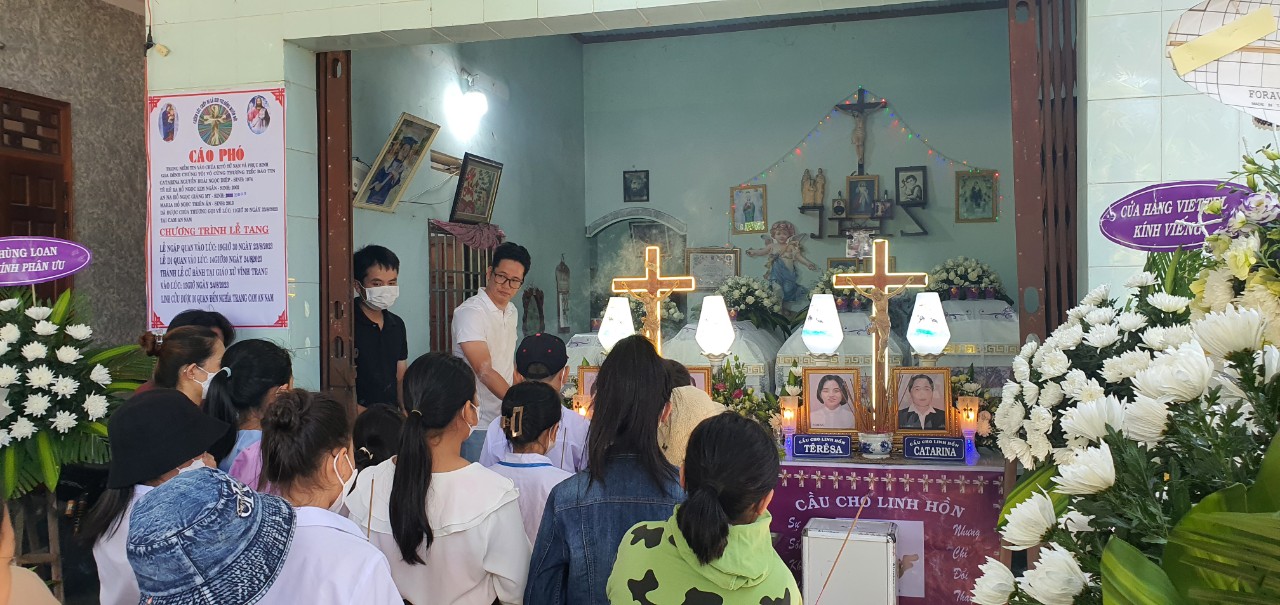 Nhiều người dân xã Cam An Nam không khỏi xót xa khi tiễn đưa 4 nạn nhân. Ảnh: Nguyễn Tâm
