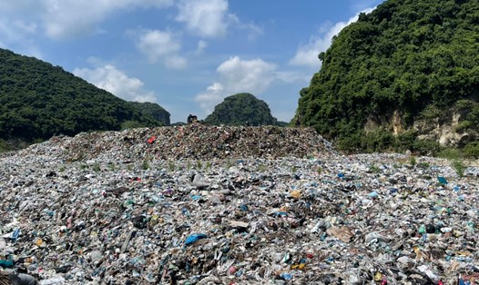 Bãi chôn lấp rác thải duy nhất của tỉnh Ninh Bình hiện đã quá tải. Ảnh: Diệu Anh