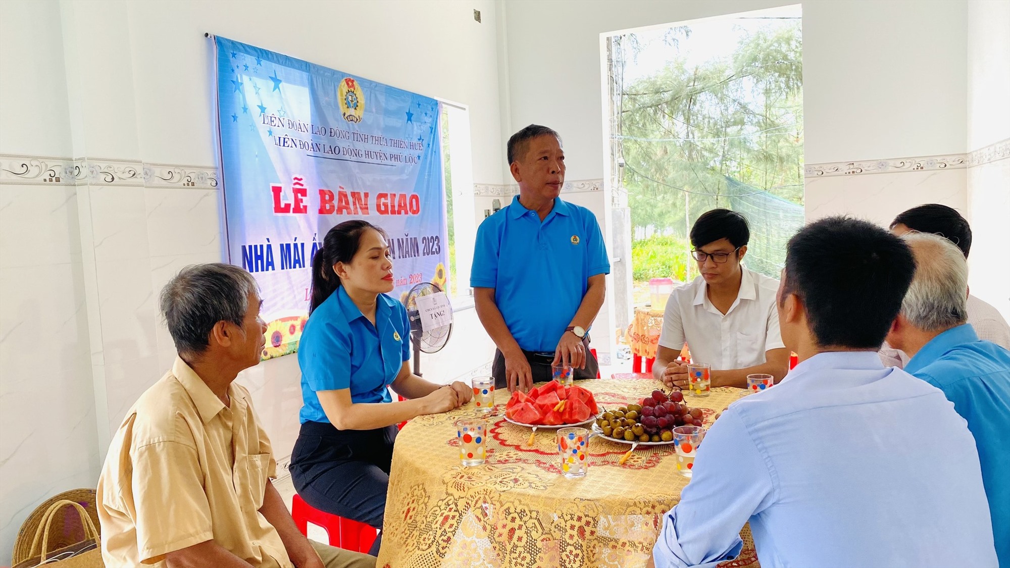 Ông Trần Quang Vinh - Phó Chủ tịch thường trực LĐLĐ Thừa Thiên Huế phát biểu, chia vui với gia đình các đoàn viên. Ảnh: Công đoàn huyện Phú Lộc.