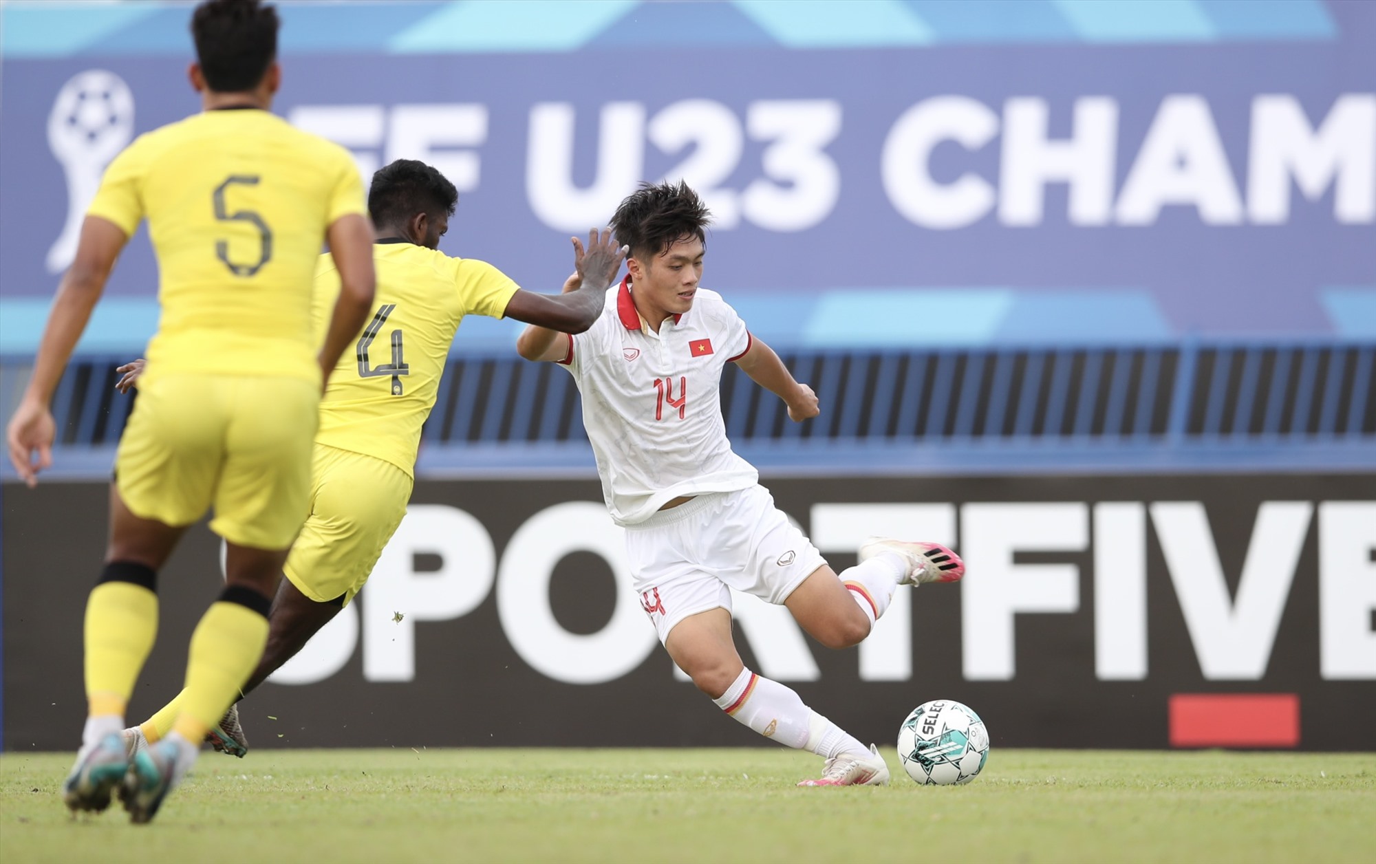 Phút 32, tiền đạo Quốc Việt quyết định dứt điểm từ khoảng cách bên ngoài vòng cấm vào lưới U23 Malaysia, nâng tỉ số 2-0 cho U23 Việt Nam.