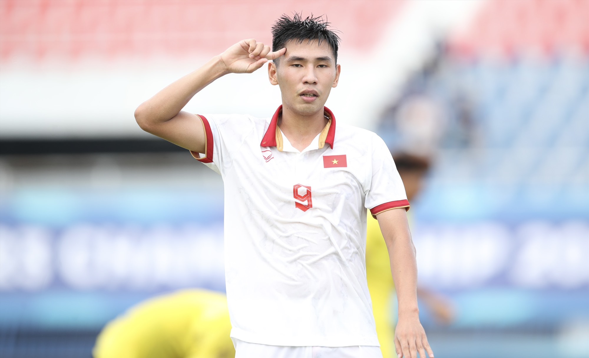 Định Xuân Tiến ghi cú đúp, nâng tỉ số lên 3-0 cho U23 Việt Nam.
