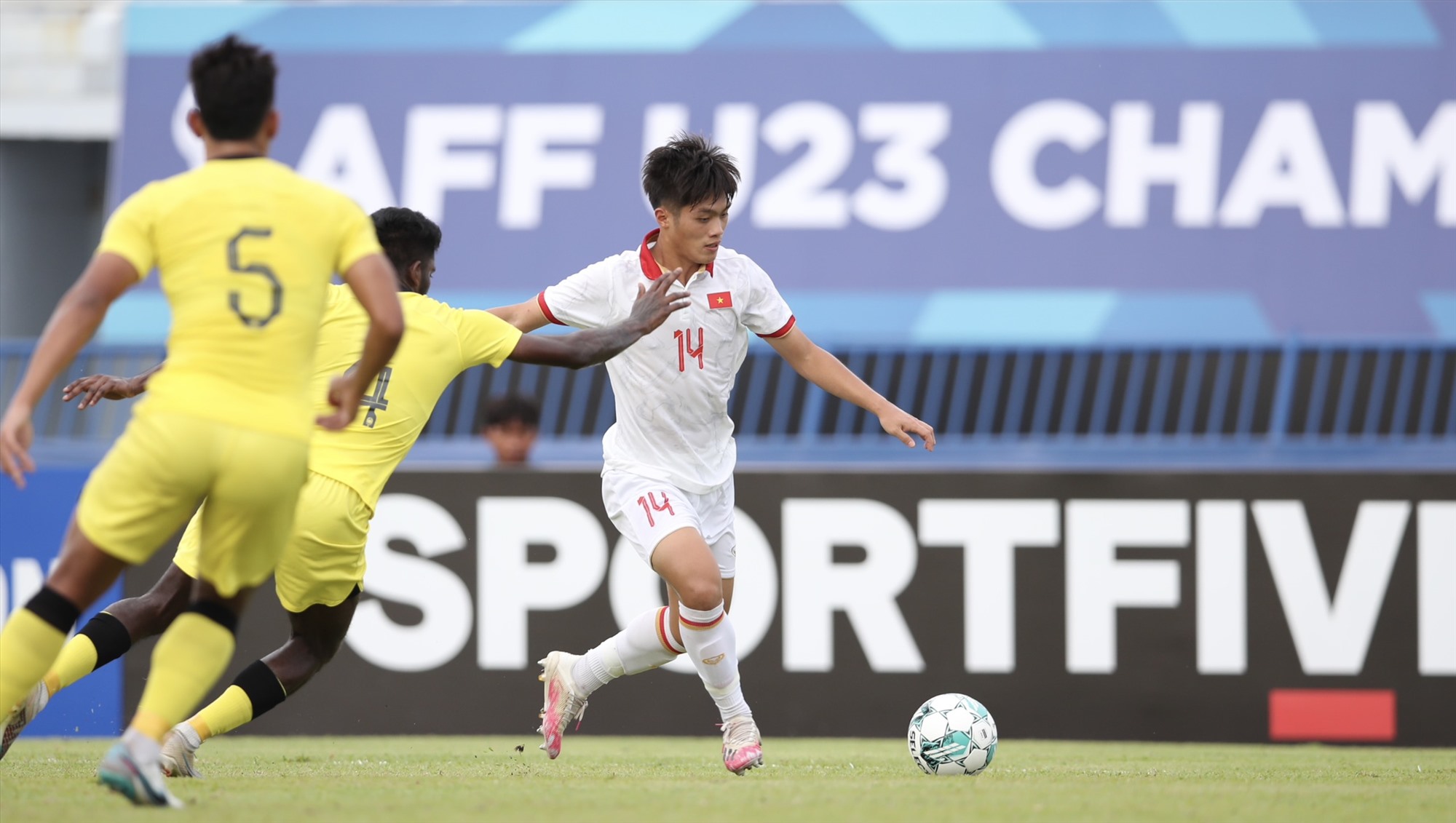 Sau bàn mở tỉ số, U23 Việt Nam thi đấu tự tin hơn. Quốc Việt và các đồng đội liên tục pressing tầm cao bên phần đối phương. 