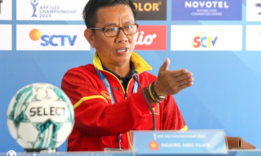 Huấn luyện viên Hoàng Anh Tuấn hài lòng với màn trình diễn của các học trò. Ảnh: VFF