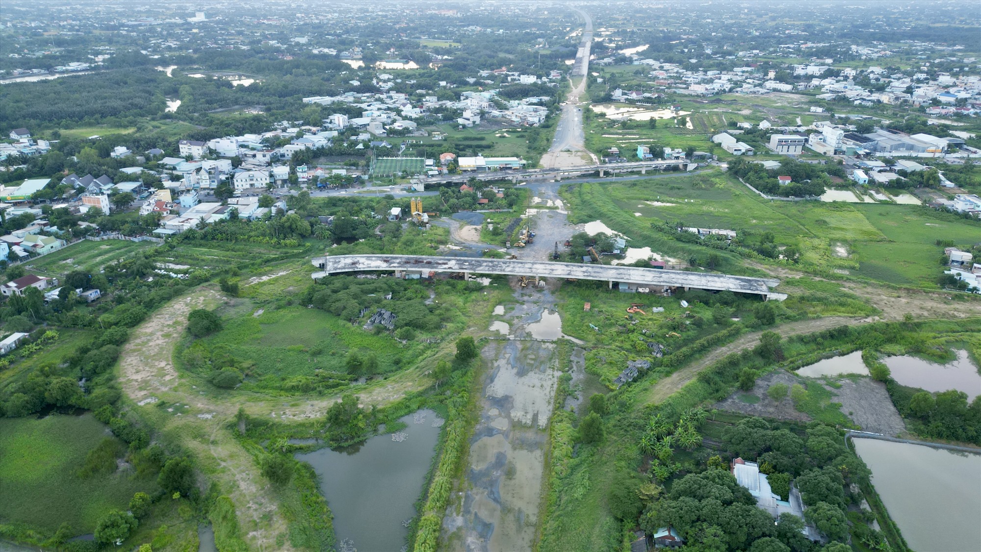 Công trường cao tốc đoạn giao nhau với quốc lộ 50, huyện Bình Chánh vẫn dang dở