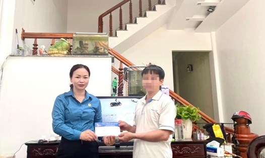 Chị Bùi Thị Kim Ngọc trao trả tài sản cho anh Đ.V.T. Ảnh: NVCC