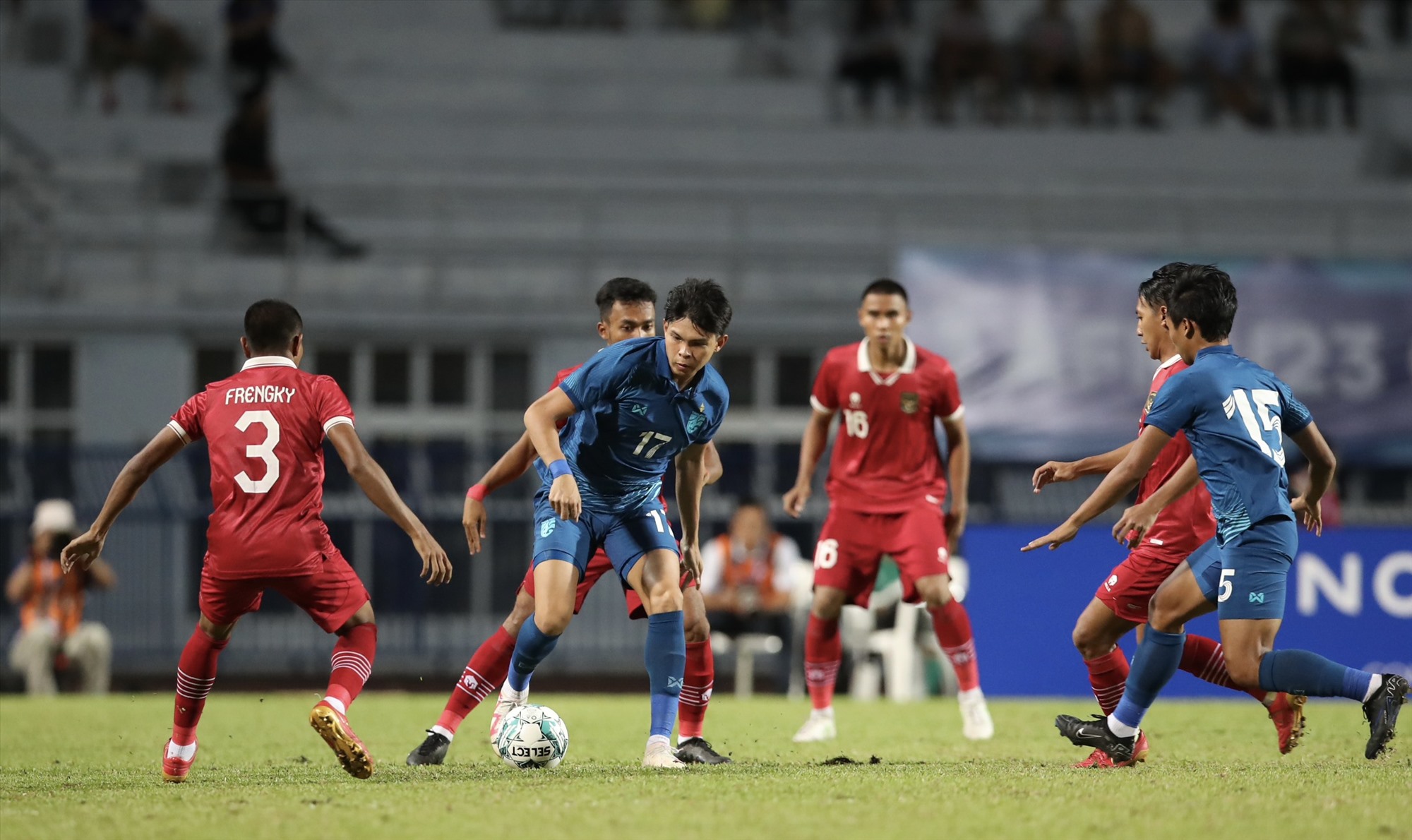 U23 Thái Lan bế tắc trong việc tìm kiếm bàn rút ngắn tỉ số. Ảnh: Lâm Thoả